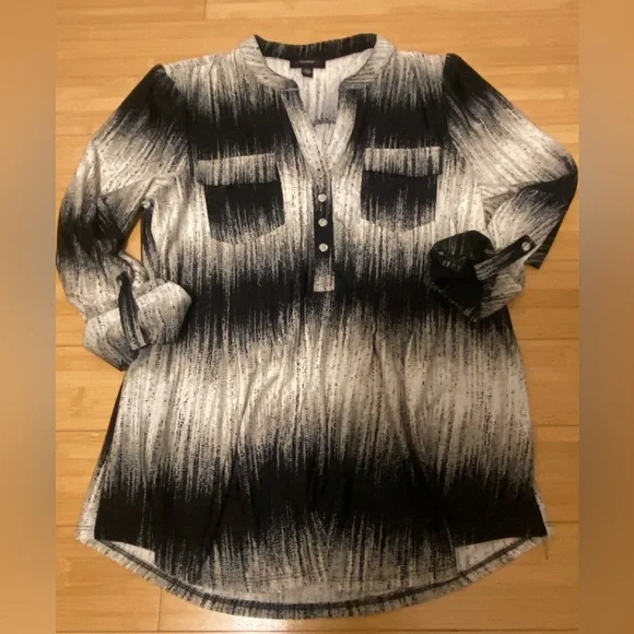 Black & White Abstract Tunic | Effortless Quiet Luxury Look - Picture 2 of 4